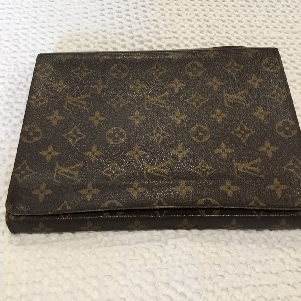 LOUIS VUITTON I PAD COVER IN MONOGRAM CANVAS.